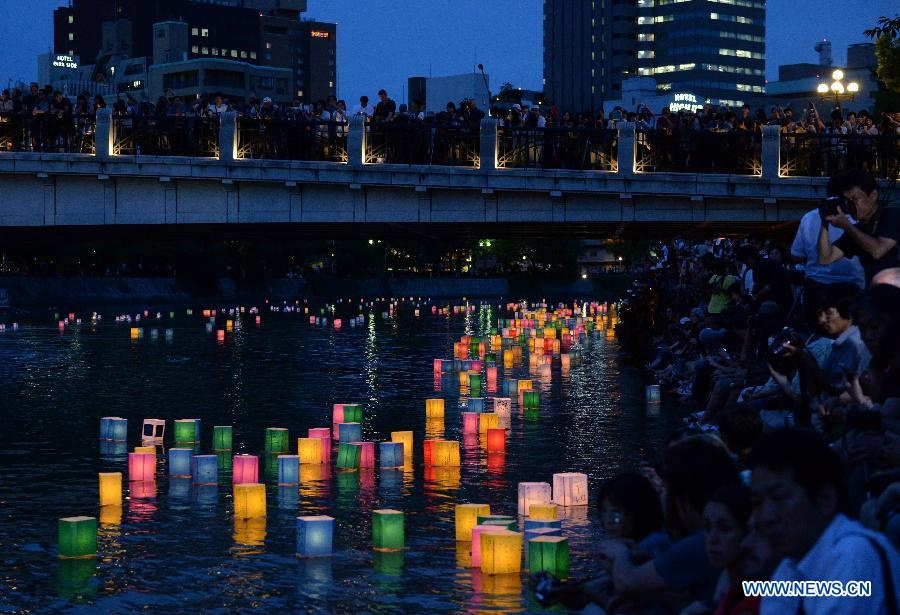 Mọi người tập trung bên bờ sông để cùng tưởng nhớ các nạn nhân. Ảnh: Xinhua.