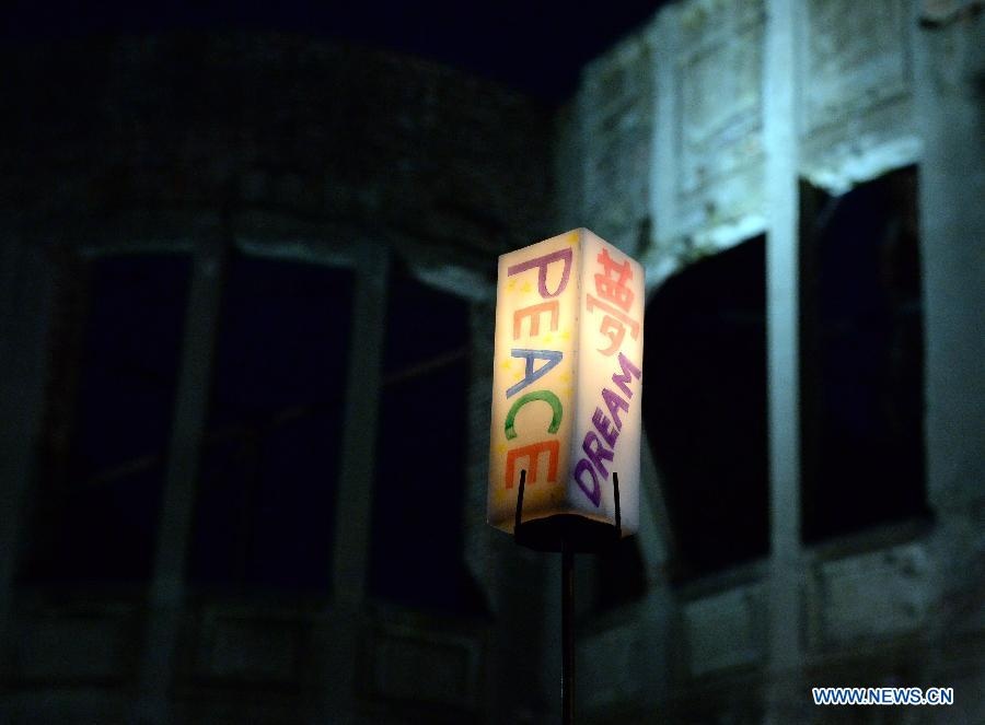 Một chiếc đèn lồng bằng giấy với họa tiết