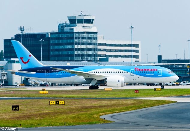 May bay cho 288 khach ha canh khan cap xuong can cu quan su hinh anh