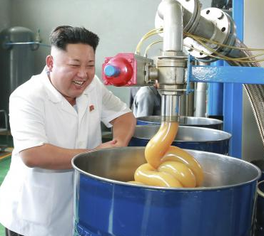 Nhung chuyen thi sat san xuat lien tiep cua Kim Jong Un hinh anh