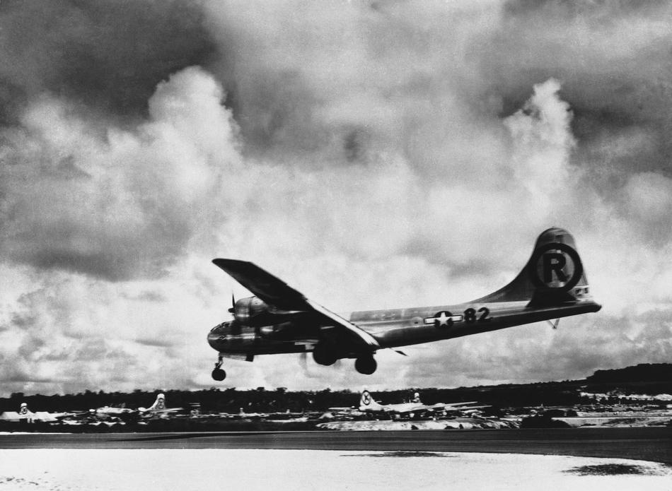 Siêu pháo đài bay Boeing B-29 “Enola Gay” hạ cánh tại căn cứ quân sự Tinia sau khi hoàn thành nhiệm vụ. 