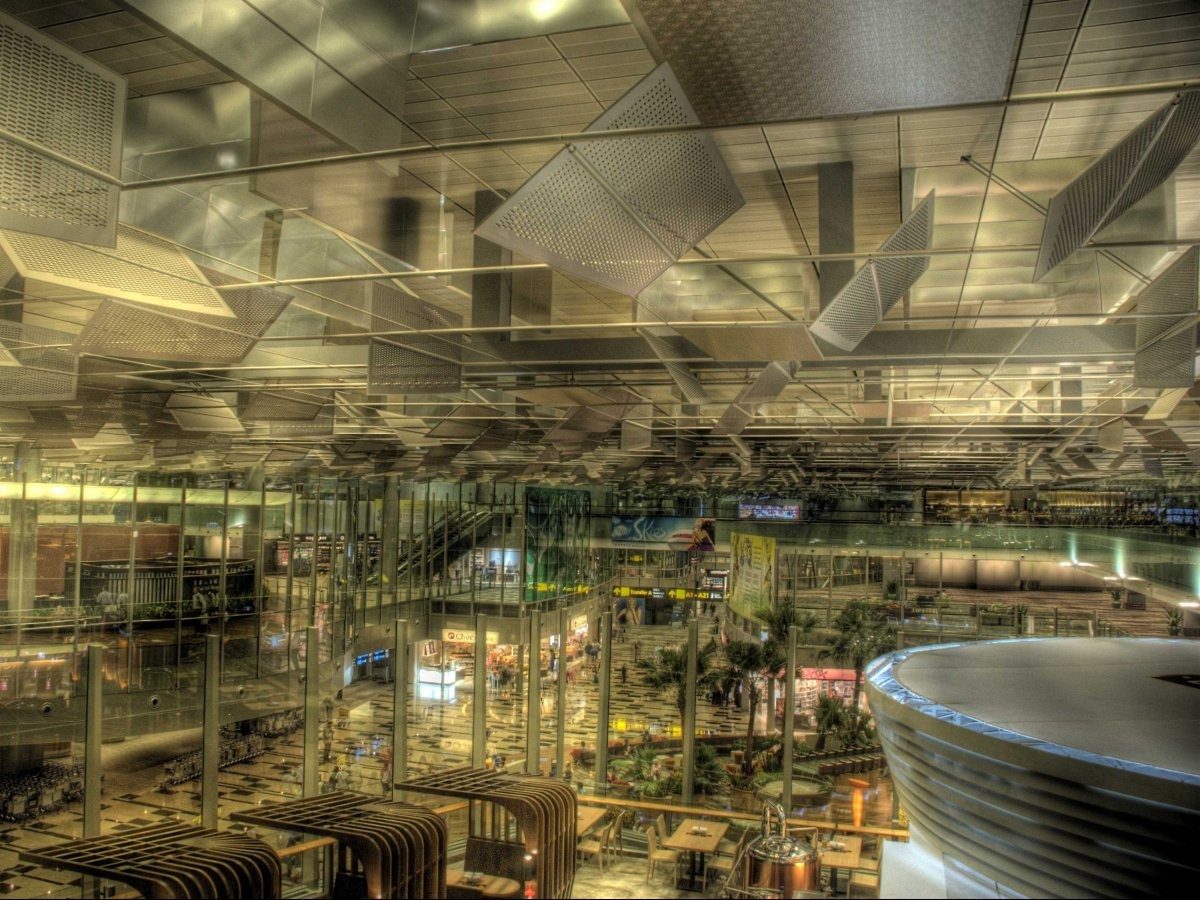 Singapore có cơ sở hạ tầng tốt nhất thế giới với một sân bay tích hợp khu vườn bướm, bể bơi, nhà hát, khách sạn, spa, phòng tắm và sân trượt bốn tầng. Ảnh: Flickr.