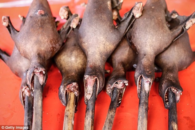 Người ta xếp những con rơi đã được quay lên mặt bàn để bày bán ở chợ Langowan trên đảo Sulawesi của Indonesia.  Đây là một trong số những điểm nóng du lịch.