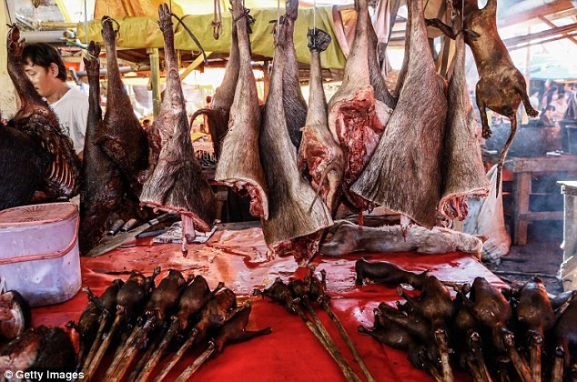 Hình ảnh chân của những con heo rừng treo lơ lửng ở quầy hàng luôn ám ảnh tâm trí du khách khi ghé qua khu chợ.