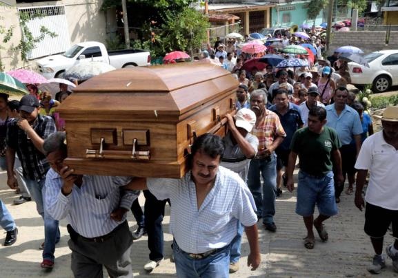 Từ một điểm đến du lịch nổi tiếng với những bãi biển xinh đẹp, thành phố Acapulco của Mexico trở thành nơi chôn giấu những xác chết sau các vụ tấn công của các băng đảng ma túy trên khắp đất nước. Việc phát hiện xác chết trong thành phố không phải là điều xa lạ đối với người dân nơi đây. 10 năm qua, thành phố cảng Acapulco luôn “vắng bóng” du khách nước ngoài. 