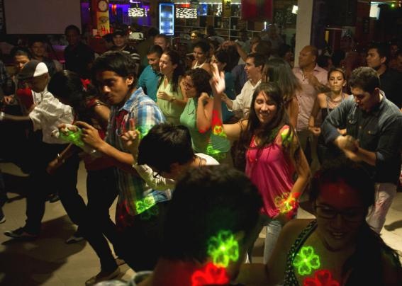 Khách du lịch luôn cân nhắc kỹ lượng trước khi ghé thăm thành phố Cali của Colombia do lo ngại về những vụ giết người và sự lộng hành của các  băng đảng ma túy.