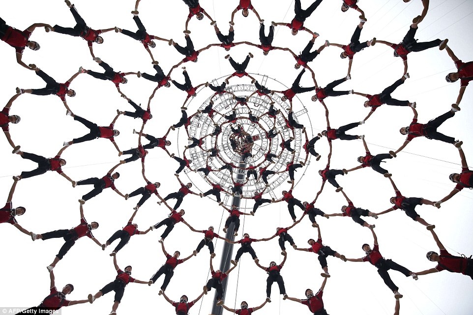 Các học viên trường võ thuật Tagou trình diễn trong buổi duyệt chương trình khai mạc đại hội thể thao thanh niên. 