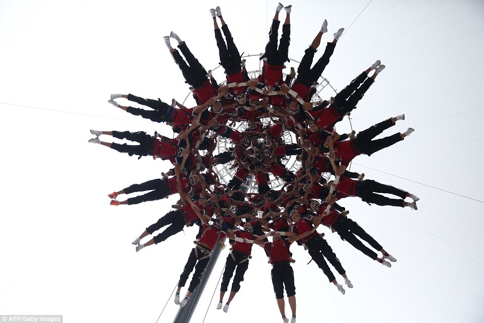 Trong trang phục màu đỏ - đen, các học viên trường võ thuật Tagou sẽ treo lơ lửng giữa không trung trong suốt tiết mục biểu diễn. 