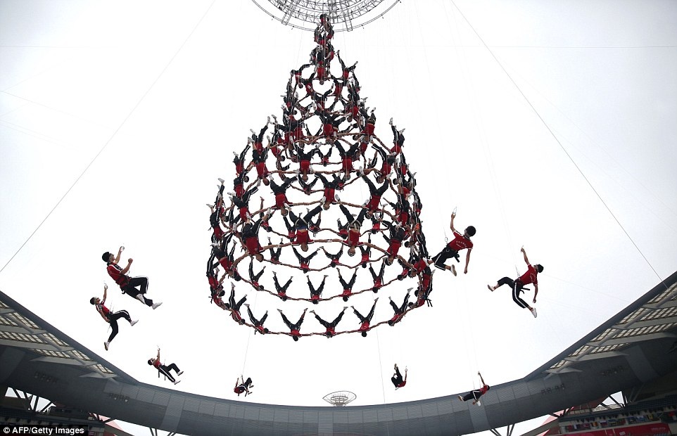 So với con số 14.000 nghệ sĩ biểu diễn tại đêm khai mạc Thế vận hội Bắc Kinh 2008, đại hội thể thao dành cho thanh niên vào giữa tháng này tại Trung Quốc chỉ tuyển chọn khoảng 5.000 nghệ sĩ biểu diễn khai mạc.