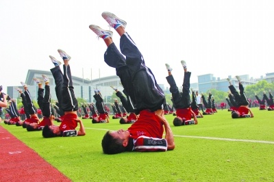 Vo sinh TQ tap luyen khai mac The van hoi Thanh Nien 2014 hinh anh