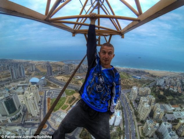 Cu nhao lon kich tinh o do cao 150 m hinh anh