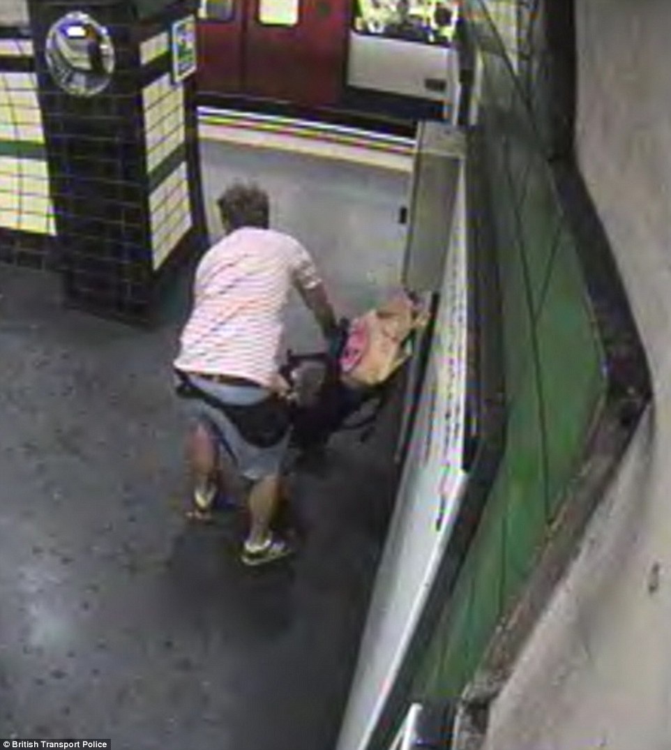 Anh đặt xe đẩy tại chân cầu thang để đón người thân trong gia đình. 