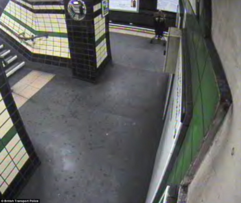 Cơn gió nhẹ trong đường hầm khiến xe đẩy dịch chuyển về phía đường ray ngay sau khi một đoàn tàu vừa rời ga.  