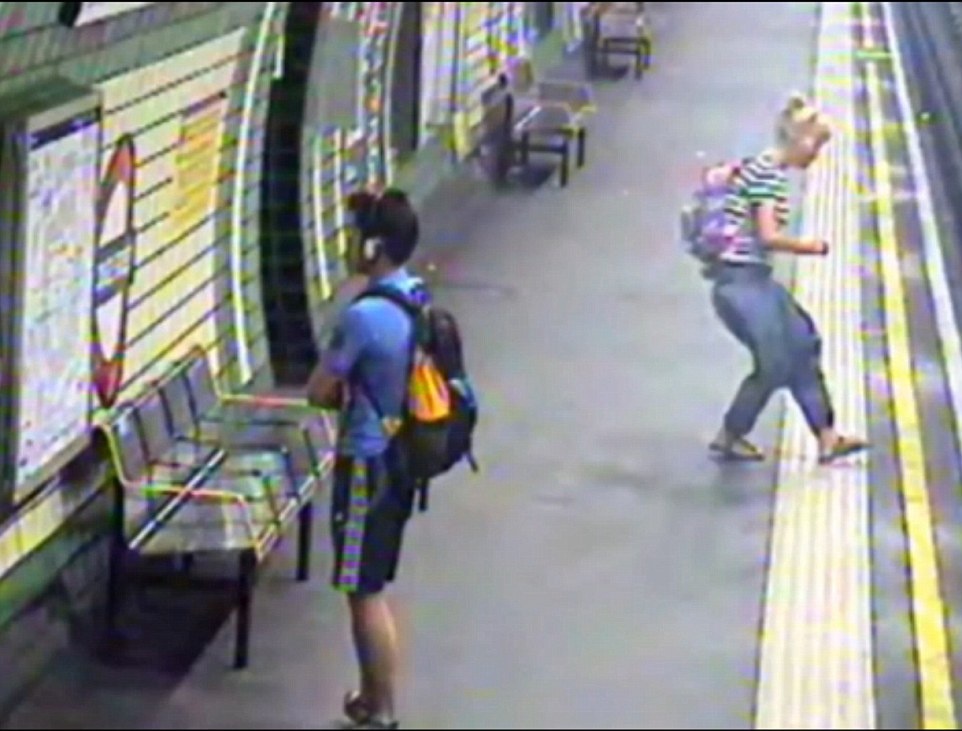 Ngay khi phát hiện sự việc, mẹ của đứa trẻ lập tức nhảy xuống đường ray để cứu em bé chỉ vài giây trước khi đoàn tàu thứ hai tới.