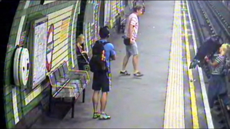 Cô nhấc chiếc xe lên bề mặt sân ga. “Đây là một sự cố nguy hiểm không chỉ đối với đứa trẻ mà cả mạng sống của người phụ nữ khi cô liều lĩnh nhảy xuống đường ray”, ông Mark Lawrie, chánh thanh tra, nói. 