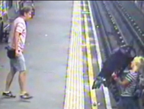 Me cuu con khoi duong tau trong gang tac hinh anh