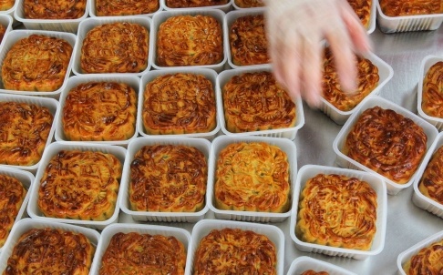 Các cơ sở sản xuất Trung Quốc năm nay chú trọng những loại bánh và mẫu hộp giá bình dân hơn. Ảnh: SCMP