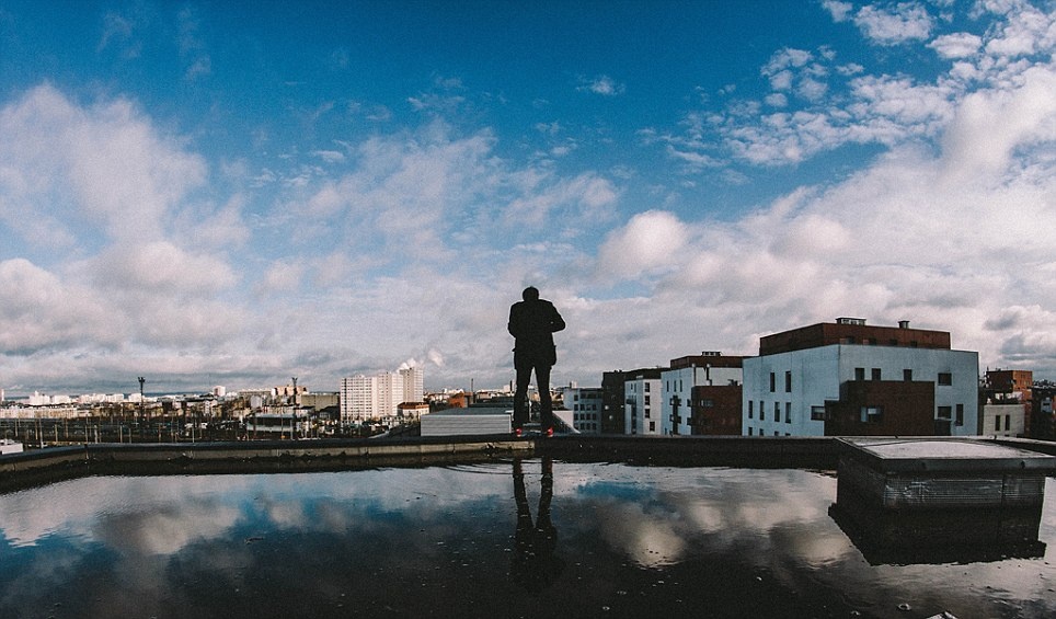 Andrew chụp một người bạn đứng trên đỉnh của một trung tâm thương mại ở Paris. Anh khẳng định nhiều người có sở thích giống anh.