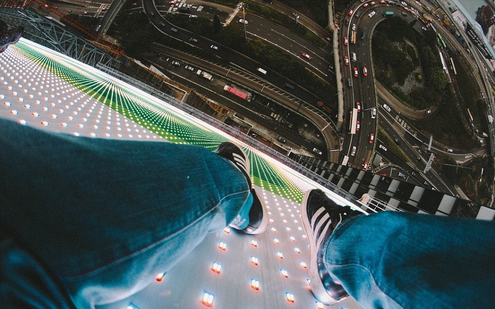 Tác giả những bức ảnh cho biết anh thực hiện sự sáng tạo dựa trên sự sợ hãi độ cao. Andrew khẳng định anh sẽ không tiếp tục chụp ảnh nếu chúng khiến anh khó chịu.