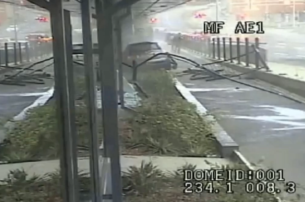 Thoat chet vi tranh duoc 'xe dien' trong chop mat hinh anh