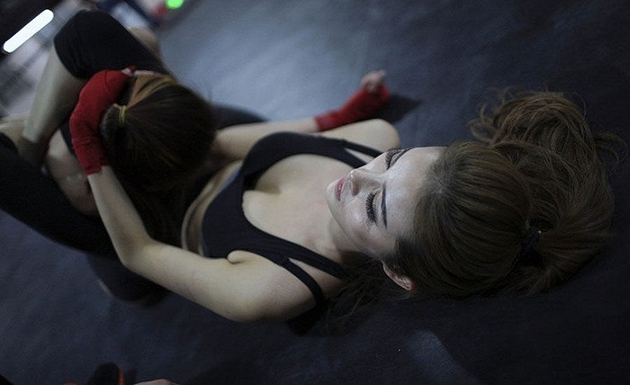 Một nữ học viên sexy bên trong lớp đào tạo vệ sỹ. 