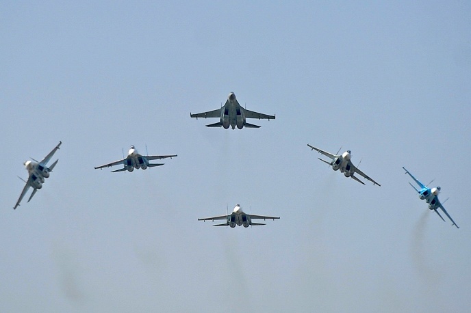 6 tiêm kích Su-27 chao liệng trên không trung. Không quân Nga là một trong ba lực lượng chủ yếu của quân đội, bên cạnh Hải quân và