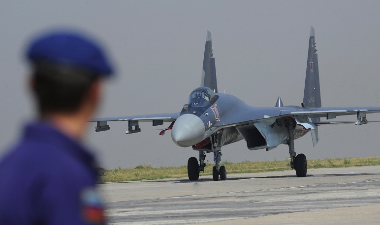 Máy bay tiêm kích Su-35 đỗ trên đường băng tại trung tâm hàng không Lipetsk. Su-35 là máy bay tiêm kích hạng nặng, tầm xa, đa năng, chiếm ưu thế trên không thế hệ 4++ hiện đại do hãng Sukhoi phát triển.