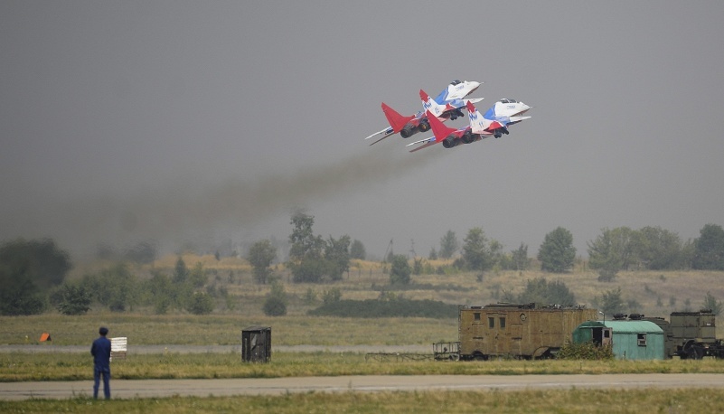 Đội nhào lộn trên không Chim Yến trình diễn kỹ thuật bay điêu luyện trên không.