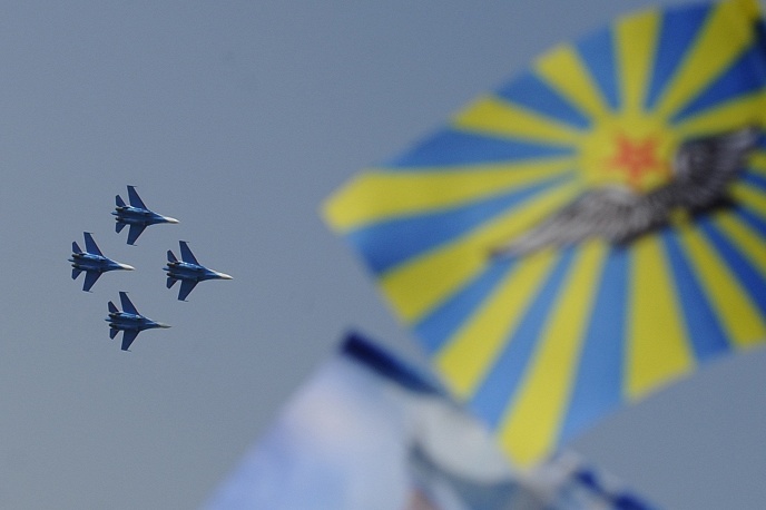 4 tiêm kích thuộc đội nhào lộn Hiệp sĩ Nga tham gia vào cuộc trình diễn.