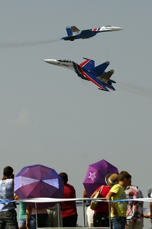 Người dân Nga mãn nhãn trước màn biểu diễn điêu luyện của các đội nhào lộn. Ngày truyền thống của Không quân Nga là dịp để lực lượng phô diễn sức mạnh quân sự.