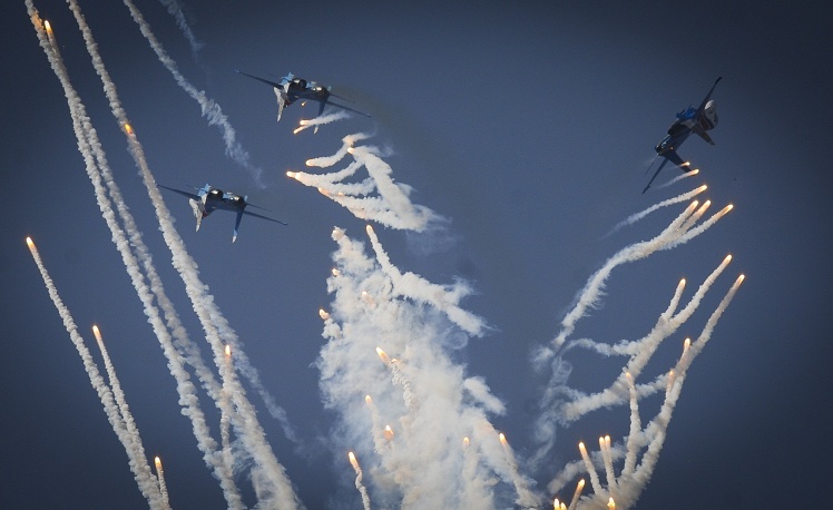 Các tiêm kích của đội Hiệp sĩ Nga “nhả” những đám khói đẹp mắt trên bầu trời.