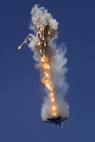 Màn nhào lộn hấp dẫn của Su-27 trên không. Xuất hiện vào năm 1977, “kẻ tấn công sường” Su-27 là đối thủ trực tiếp của nhiều loại máy bay chiến đấu thế hệ mới của Mỹ. Thiết kế căn bản của Su-27 về mặt khí động học tương tự Mig-29, nhưng lớn hơn.