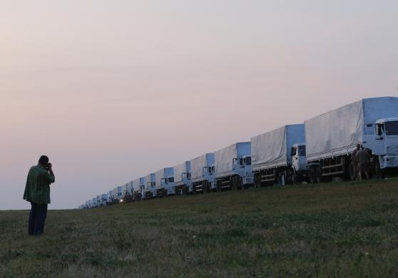 Chính phủ Ukraina tuyên bố sẽ không cho phép bất cứ chuyến hàng viện trợ nào của Nga vào nước này nếu chúng do quân đội hoặc các nhân viên Bộ Tình trạng khẩn cấp Nga hộ tống. Ảnh: Reuters