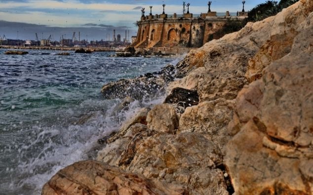 Những vách đá lờm chởm tại Thị trấn Taranto của Italy. Ảnh: Daily Mail 