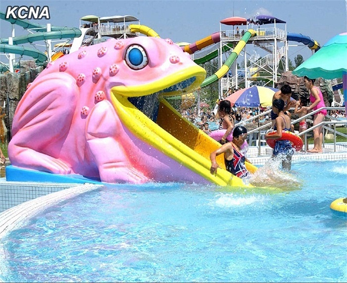 Người dân Triều Tiên chọn công viên nước Munsu là địa điểm nghỉ hè lý tưởng.