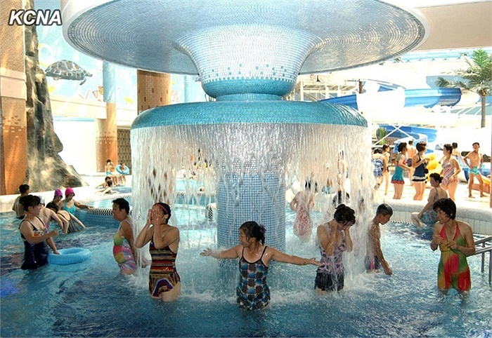 Phụ nữ Triều Tiên thích thú bên đài phun nước.