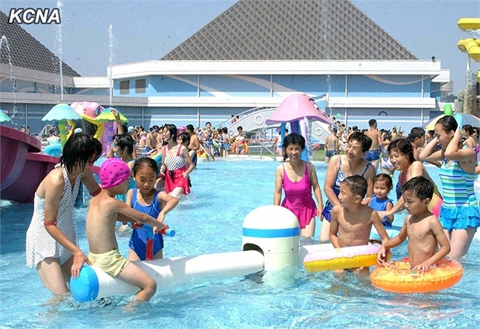 Nhiều người chọn công viên nước là nơi nghỉ mát trong dịp hè nóng bức.