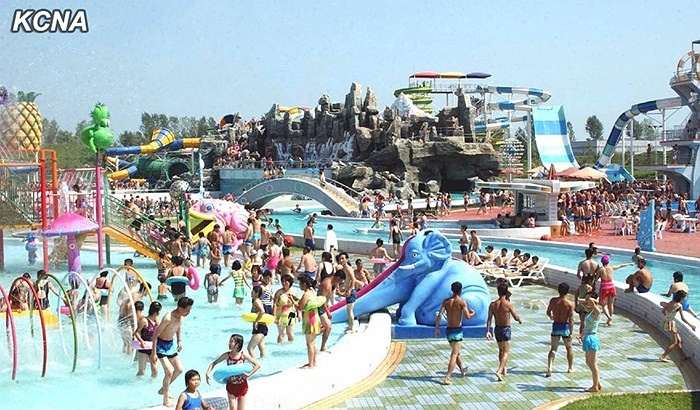 Khu vui chơi giải trí trong công viên nước.