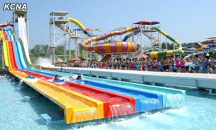 Máng trượt nước màu sắc trong công viên nước ở Bình Nhưỡng.