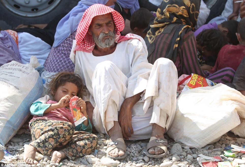 Cảnh tượng kinh hoàng về cuộc sống của người dân tộc thiểu số Yazidis đã được tiết lộ sau khi khoảng 80.000 người đã thoát khỏi núi Sinjar. Họ đang sinh hoạt tại một trại tập trung ở tỉnh Dohuk, Kurdistan. Tại đây, họ kể với các phóng viên những câu chuyện khủng khiếp của 30.000 người vẫn mắc kẹt trên núi. 