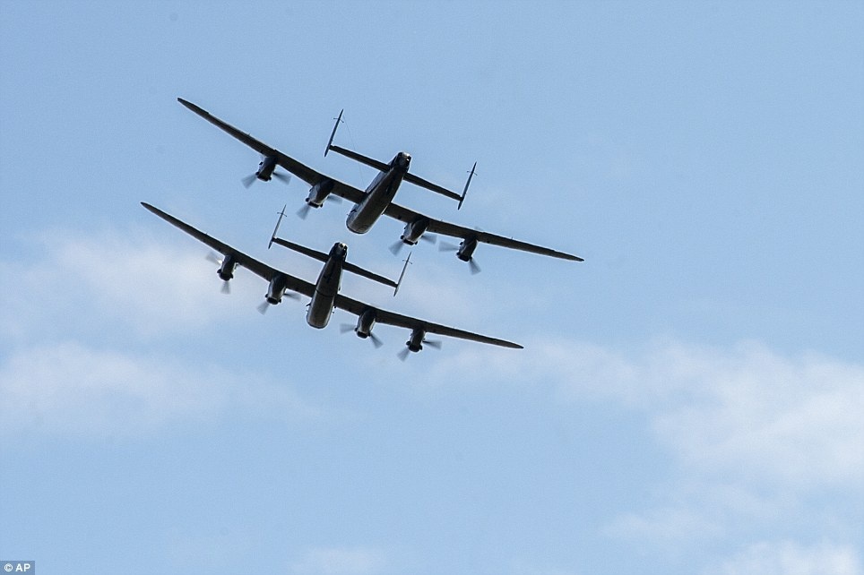 Leon Evans, cơ trưởng của chuyến bay lịch sử của Lancaster  từ Vera tới Canada: “Hai máy bay Lancaster đã không bay cùng nhau trong những lần trình diễn trước đây. Điều này có thể sẽ không xảy ra lần nữa bởi chúng đã cũ với khoảng 4.500 giờ bay”. 