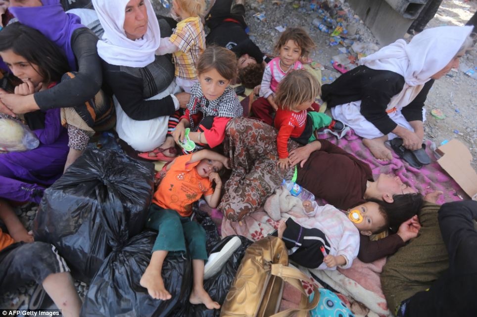 Các gia đình đã đi bộ hàng trăm cây số để tới một trại trú ẩn giữa biên giới Thổ Nhĩ Kỳ và Syria dưới thời tiết oi ả sau khi Tổ chức Hồi giáo Iraq và Syria (ISIS) đuổi họ khỏi làng cách đây một tuần. Đội cứu trợ đã cung cấp thức ăn, nước và xử lý các vấn đề y tế cho những thường dân vô tội. 