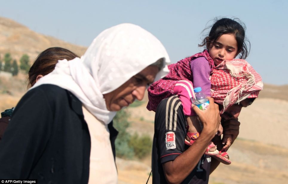 Nhiều người đã phải trả tiền cho những tên buôn lậu để chúng dẫn đường, đưa họ vượt biên sang Thổ Nhĩ Kỳ. Thậm chí, họ phải vượt qua các bãi mìn trong cuộc hành trình nguy hiểm với hy vọng thoát khỏi cuộc sống “ngục tù” hiện nay tại quê hương.  