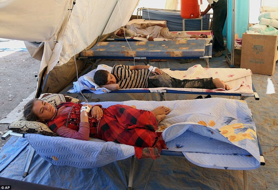 Người lớn và trẻ em nằm trên cáng cứu thương để hồi phục sức khỏe.  