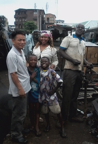 Anh Long chụp ảnh cùng người dân bản địa.