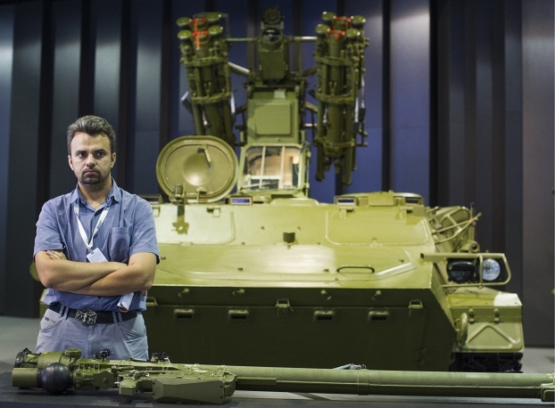 Hệ thống tên lửa phòng không tự hành tầm ngắn Luchinik-E. Nó được phát triển dựa trên hệ thống phóng Strelets với các tên lửa vác vai Igla.  -E 