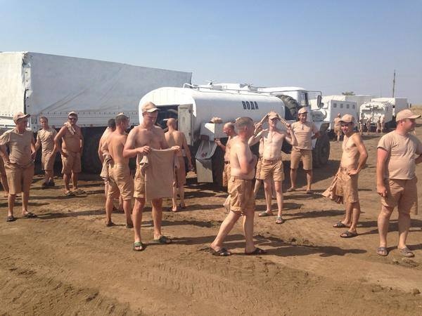 Theo các phóng viên, thành viên của ICRC đang ở trong khu vực biên giới cùng đoàn xe, song họ từ chối tiếp xúc với cánh báo chí. Theo Shaun Walker, phóng viên của tờ Guardian (Anh), đoàn xe đã dừng tại địa điểm cách biên giới Ukraina khoảng 25 km. Các tình nguyện viên đã dựng trại tại đây.