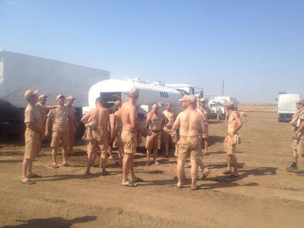 Theo Shaun Walker, phóng viên của tờ Guardian (Anh), trải qua một cuộc hành trình dài, đoàn xe đã dừng tại địa điểm cách biên giới Ukraina khoảng 25 km. Các tình nguyện viên đã dựng trại tại đây.