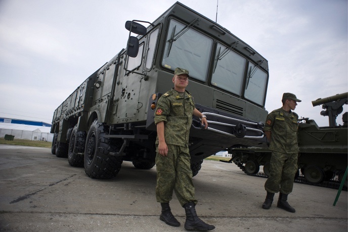 Tổ hợp tên lửa S-400 xuất hiện tại triển lãm. Đây là hệ thống tên lửa phòng không di động chiến lược tầm cao do phòng thiết kế tên lửa NPO Almaz sản xuất.  