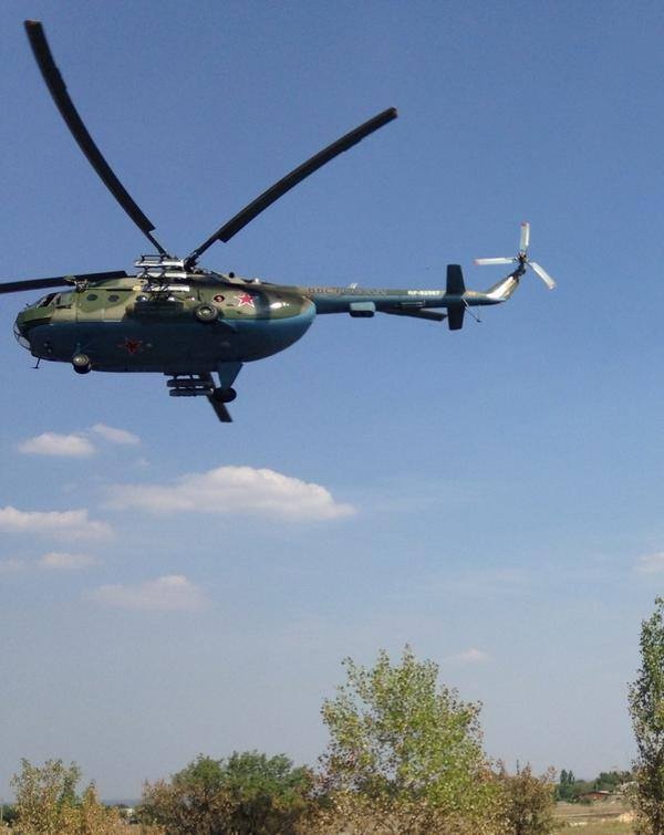 Hai trực thăng quân sự hộ tống đoàn xe vận tải. 